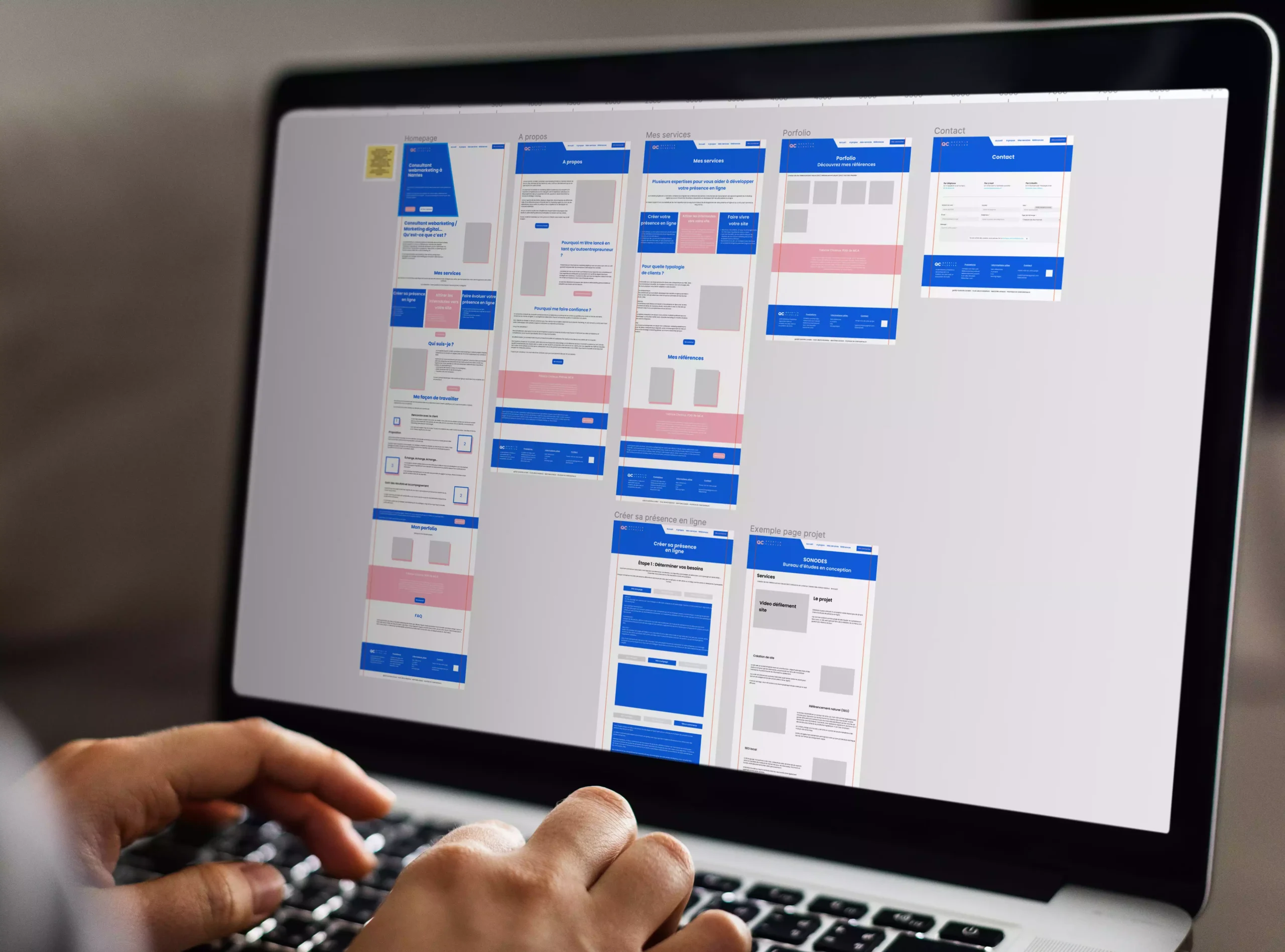 Créer votre présence en ligne 1 Personne en train de travailler sur le prototype d'un site web.